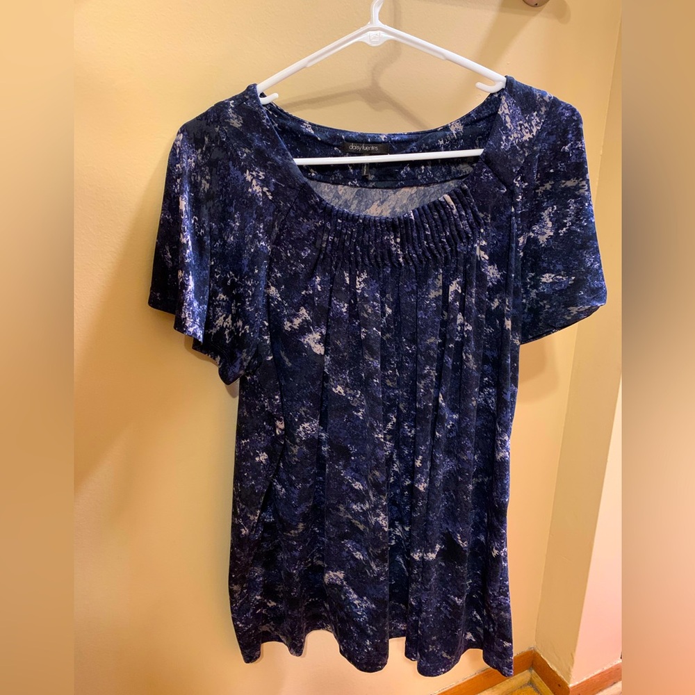 Daisy Fuentes short sleeved shirt